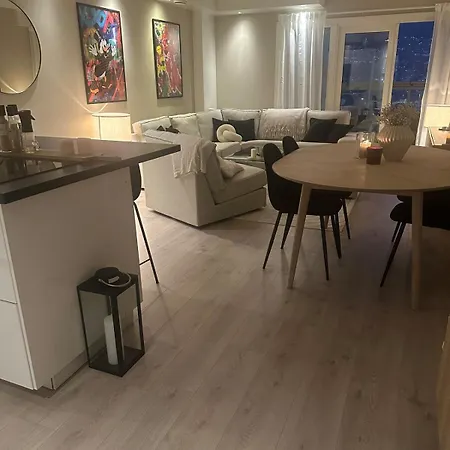 Cozy Modern With Stunning Views & Location