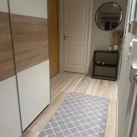 Cozy Modern With Stunning Views & Location Apartment